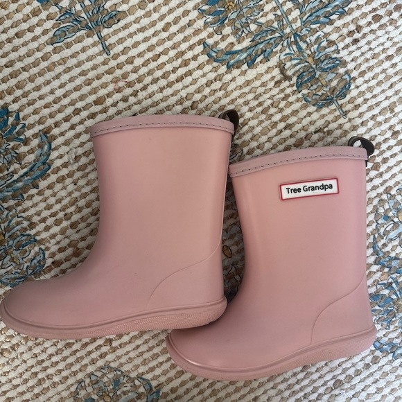 Tree Grandpa - Pink Rainboots - Picture 5 of 8